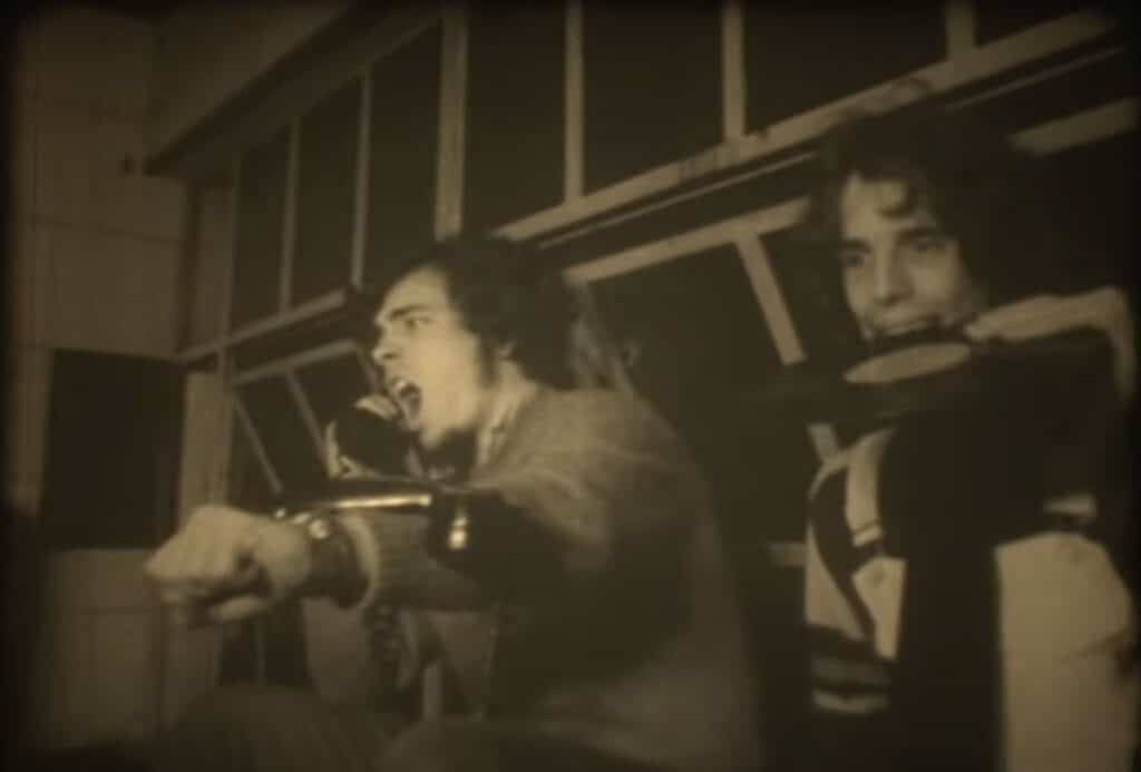 Un corto inédito de Almendra, Nebbia, La Joven Guardia y otros - El crítico Fernando Martín Peña presenta el programa como "una jornada bizarro-musical". Y continúa: "Se llama a 'Todos a la vez', está hecho en 1969 y el título sugiere una inspiración beatle. El material consiste en una serie de canciones, unidas por unas situaciones extrañísimas entre unos villanos que persiguen a los distintos artistas que van cantando. Esto es 'Help', la película... vendría a ser como una especie de de fotocopia bizarra de 'Socorro'. Pero lo interesante es la ensalada que en esas épocas las distribuidoras discográficas solían hacer, porque no discriminaban a un estilo musical de otro. Entonces, ésto que está producido por la RCA, amontona --por eso está bien el título-- gente como Palito Ortega y Donald (que obviamenete tenían un estilo), María Vaner (que en esa época estaba cantando), La Joven Guardia, Litto Nebbia y Almendra, que no tenian nada que ver con los otros". almendra 3