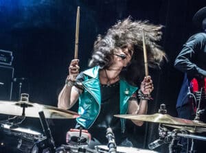 Andrea Alvarez - Andrea Alvarez fue la primera percusionista del país en llegar a trascender dentro del género rock. Comenzó tocando la batería a los 16 años, en la banda de Lito Vitale, y luego integró Viudas e Hijas de Roque Enroll. Andrea Alvarez. Foto: Albi Alvarez
