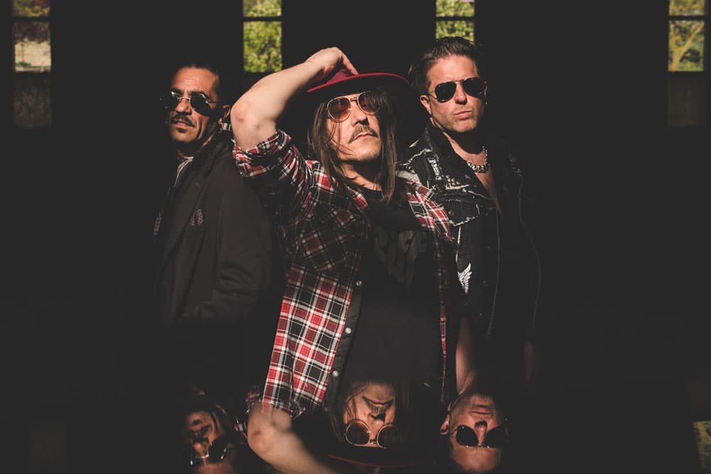 Ciclonautas presenta su tercer disco, "Camping del hastío" - Nosotros lo que hacemos en la sala de ensayo es darnos toda la libertad, disfrutar en el momento de creatividad y nos ponemos a tocar. En el estudio los temas van agarrando más personalidad, los dejamos que vayan para el lado que la canción quiera, siempre y cuando notemos que siga sonando a Ciclonautas. Este nuevo disco es homogéneo, pero a la vez tiene diferentes estilos que están dentro del rock. ciclonautas