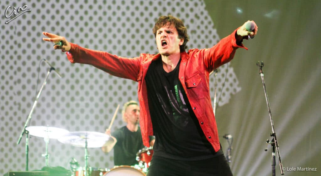 Cosquín Rock tuvo su primera edición online - La primera jornada dejó una sensación de adrenalina y nostalgia potenciada por el tremendo show de Ciro y Los Persas al llegar a la medianoche del sábado. Un momento muy fuerte y crudo se vivió al momento en que el ex líder de Los Piojos bajó al campo a cantar el estribillo de "Tan solo" en completa soledad y su voz se fue expandiendo por un Luna Park frío y vacío. Quizás esa haya sido la imagen más emotiva de ambas jornadas y que logró traspasar las pantallas de las miles de personas que compraron las entradas para verlos en sus dispositivos móviles. Ciro. Foto: Lole Martinez