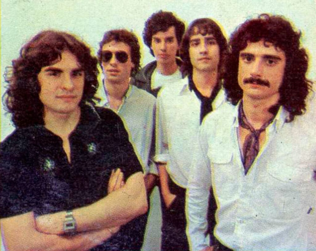 Dulces 16 - Dulces 16 funcionaba como una cooperativa que se autofinanciaba los conciertos y los equipos musicales. Dada la repercusión que lograron (incluso despertaron elogios de Charly García y Spinetta) fueron contratados por una compañía independiente para grabar el primer disco, que incluía el hit "Para tocar rock and roll". Dulces 16. Foto: Revista Pelo