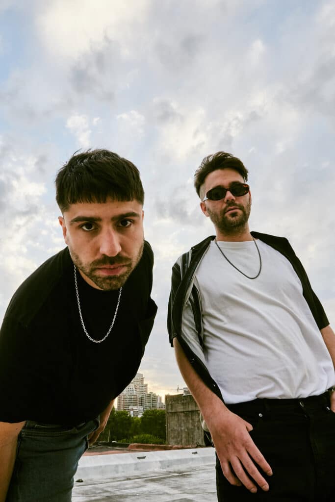 El zar - El Zar fue formado por Pablo Giménez y Facundo Castaño, a comienzos de 2014 como una experimentación entre las canciones y el sonido electrónico. Realizaron presentaciones en formato dúo, en diversos escenarios de la Buenos Aires tales como El Universal, Vuela el Pez, Roxy Live y Festival Aruma, entre otros. El zar, 2020