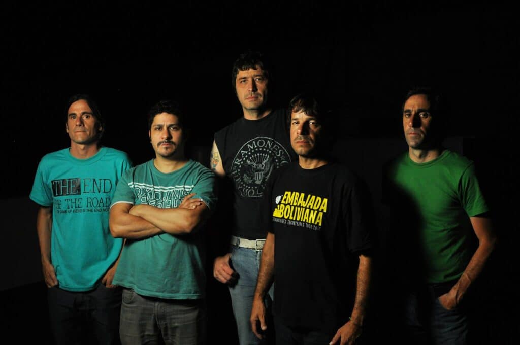 Embajada boliviana - Embajada Boliviana nació en la Ciudad de La Plata formada por cuatro adolescentes de distintos barrios de la ciudad, que los unía un punto en común: THE RAMONES.En el mes de octubre del año 1992 deciden formar una banda de punk-rock y comienzan a ensayar con JULI en la voz, CABEZA en el bajo, KUNTACU en la guitarra y MATU en la batería.En diciembre de ese año tocan por primera vez en fiestas de fin de año de secundaria.En el otoño del ´93 tocan en BUKARO (pequeño Cemento platense ya desaparecido) ante unas cien personas, entrando así en el circuito de rock platense. El resto de este año continúan tocando en bares y en donde sea, ya con un mayor número de temas netamente punk-rock.A principios del año 1994 comienzan a grabar en una casa de LOS HORNOS, los 17 temas que componen la primera producción independiente titulada simplemente "EMBAJADA BOLIVIANA".Con este material grabado se hacen conocer y los recitales comienzan a llenarse. En LA PLATA ya se habla de EMBAJADA BOLIVIANA.En Abril del año 95 tocan como soportes de ATTAQUE 77 en MOVI-ROCK, con una gran respuesta del público que no sólo era de LA PLATA, sino también de Capital y Gran Buenos Aires.Embajada Boliviana empieza a crecer en público y musicalmente, buscando en los temas la melodía de los años 50/60, la potencia, y por sobre todas las cosas, la tristeza de los 90.A fines de este año entran a grabar en un estudio de LOS HORNOS los 14 temas que componen la segunda producción independiente titulada "Perdiendo el Control". Este cassette se vende en algunas desquerías de la plata, pero la mayor distribución la realizan los chicos de la banda.En el año 96 tocan muy seguido y salen a tocar a ciudades vecinas o cercanas como Olmos, Berazategui, Quilmes, City Bell, Avellaneda, etc. Este mismo año vuelven a ser soporte de ATTAQUE 77 en EL CAFETAL y realizan un recital en un club de la ciudad de La Plata, junto a otras bandas, ante unos 450 espectadores.Cierran este año con un inolvidable recital ante 600 personas en un céntrico local de la ciudad llamado INTERMEDIO.En marzo del 97 entran a "El estudio de la Ciudad" a grabar los 14 temas que componen "Quién quiera oír... que oiga", su tercer producción independiente.El 28 de marzo tocan en Cemento festejando los 10 años de FLEMA. Este año siguen tocando como el 96 en lugares como Cemento, Die Shule, el Pasillo de Avellaneda, Bucanero de Liniers, D´mistic, Dr. Jeykil, y por supuesto en el Cafetal de la plata.En las vacaciones de invierno realizan una gira junto con el grupo Sin Opción por las ciudades de: San Clemente del Tuyú, San Bernardo y Santa Teresita, en esta última con una gran cantidad de publico.El 13 de agosto tocaron en el noticiero Impacto a las 7 con Guillermo Andino que sé emitía por América 2, hablaron sobre la clausura del local Cemento, sobre el punk y por último tocaron el tema "Se Va."Termina el año 97 con un recital en una cancha de paddle organizado por la banda, debido a la falta de lugares para tocar.El año 98 comienza lento y perezoso, Cabeza viaja a Europa y no vuelve hasta mediados de junio. En cuanto vuelve comienzan a ensayar y giran por SANTA TERESITA. Luego se ponen a componer nuevos temas pensando en una próxima grabación la cual suponen en formato de CD. Este año tocan pocas veces en comparación con el año pasado, muchos lugares han cerrado y quedan pocos espacios para tocar. El domingo 18 de octubre esperaban un gran recital en un local de la ciudad llamado Chacal, pero debido a la muerte del Quilla, un amigo personal de la banda, el sábado 17 de octubre deciden suspenderlo, ya que "nuestros recitales son una fiesta, se trasmite alegría y diversión. Y hoy nosotros no estamos en condiciones de transmitir ese sentimiento".Los últimos días de diciembre el Cabeza conoce a DEE DEE RAMONE por intermedio de un tío que vive cerca de la casa de Barbara (novia de Dee Dee). Comienzan a ensayar temas de los con el Cabeza en la voz, Dee Dee en guitarra y Barbara en el bajo. Como necesitaban un baterista el Cabeza le presentó al Matu y así ensayaron un par de semanas.El 15 de enero de 1999 por diferencias con Dee Dee, se acaba el proyecto y el Cabeza y Matu se van de vacaciones por el sur.A mediados de febrero comienza el año de Embajada Boliviana ensayando y arreglando 16 temas elegidos de nuestras producciones, y algunas canciones nuevas para darle un formato de CD. Embajada Boliviana, 2017