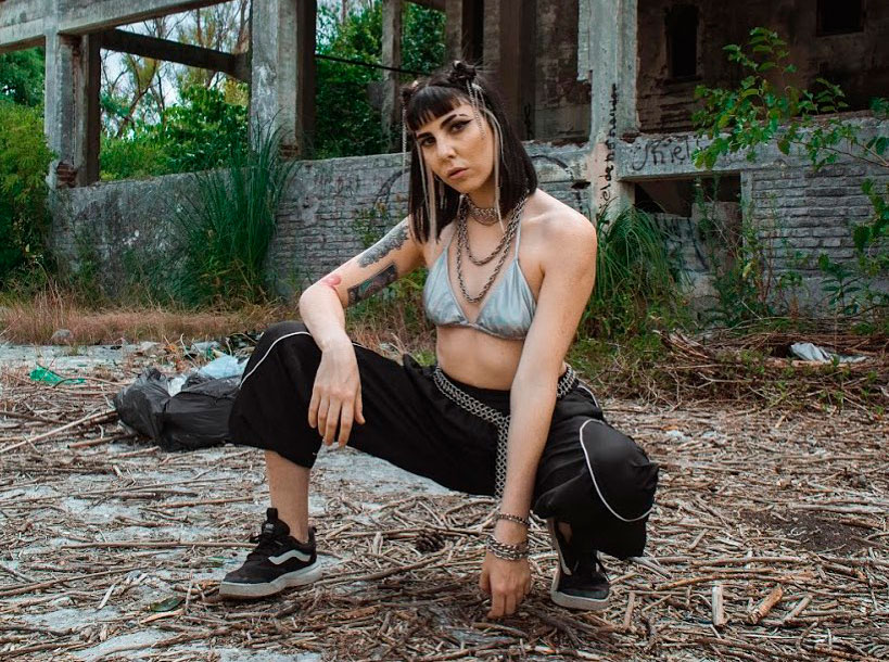 G.A.L.A. presenta su nuevo tema: "Tacto" ft. Lippoo - "Tacto" habla de generar nuevas maneras de vincularnos, salir de viejas estructuras rígidas y obsoletas para generar lazos más amorosos, intuitivos y comunicativos. "Quiero decirte, bebé, que me calienta tu respeto", dice la canción en una de sus frases más significativas. "Como artista siempre me encanta compartir cosas que voy aprendiendo y quiero poner en práctica. Mientras las canto se las cuento al resto, a quién está escuchando, y a su vez, me las recuerdo a mí misma", explica G.A.L.A, que trae consigo una propuesta joven, fresca, urbana y disruptiva. G.A.L.A.