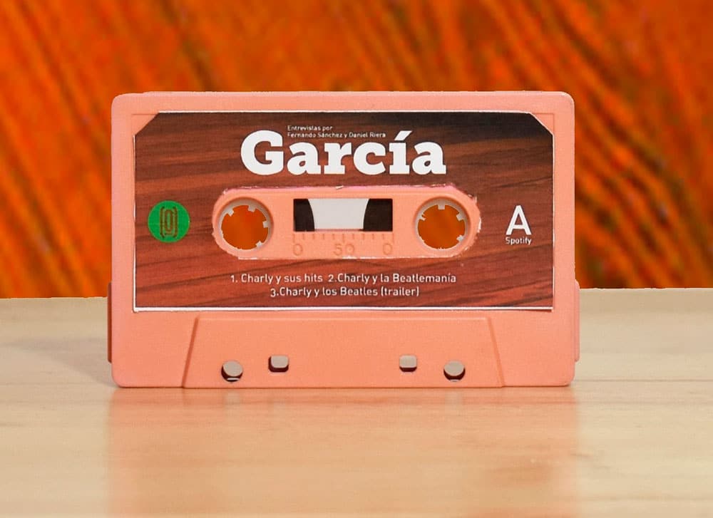 Un podcast sobre Charly, en el día de su cumple 69 - La productora Termo publicó estos fragmentos de entrevistas en dos episodios gratuitos. Y hay un tercero muy jugoso, en el cual Charly analiza tema por tema el compilado "1", de The Beatles. Este capítulo, de media hora de duración, se consigue, junto con el libro, a través de garcia.publica.laEntre los años 1992 y 2007, los periodistas Daniel Riera y Fernando Sánchez entrevistaron a Charly García en múltiples situaciones de tiempo y espacio. En el departamento porteño de Coronel Díaz y Santa Fe, en estudios de grabación, en aviones o en suites de hoteles. Lo que vas a escuchar acá son apenas algunos fragmentos de aquellas conversaciones que hoy constituyen un pequeño tesoro. garcia