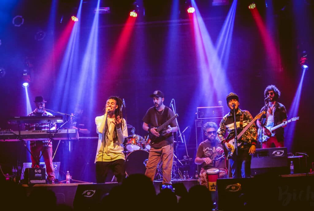 Kameleba reversiona un clásico de Charly García y Pedro Aznar - Grabado por Martín Quinzio en San Luis bajo la producción artística de Kameleba, "Tu amor" se destaca por haber sido mezclado y masterizado en Afro Recording Studios por Facundo Jara y Hernán Sforzini, destacado músico de la escena reggae internacional y productor nominado al Grammy en la categoría Mejor Álbum de Reggae por su trabajo junto a Sly&Robbie y Roots Radics junto a otras grandes leyendas de la música jamaiquina. kameleba