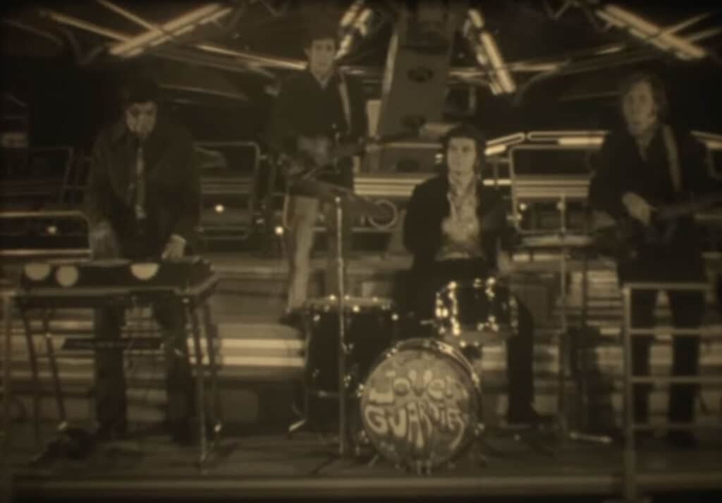 Un corto inédito de Almendra, Nebbia, La Joven Guardia y otros - El crítico Fernando Martín Peña presenta el programa como "una jornada bizarro-musical". Y continúa: "Se llama a 'Todos a la vez', está hecho en 1969 y el título sugiere una inspiración beatle. El material consiste en una serie de canciones, unidas por unas situaciones extrañísimas entre unos villanos que persiguen a los distintos artistas que van cantando. Esto es 'Help', la película... vendría a ser como una especie de de fotocopia bizarra de 'Socorro'. Pero lo interesante es la ensalada que en esas épocas las distribuidoras discográficas solían hacer, porque no discriminaban a un estilo musical de otro. Entonces, ésto que está producido por la RCA, amontona --por eso está bien el título-- gente como Palito Ortega y Donald (que obviamenete tenían un estilo), María Vaner (que en esa época estaba cantando), La Joven Guardia, Litto Nebbia y Almendra, que no tenian nada que ver con los otros". la joven guardia