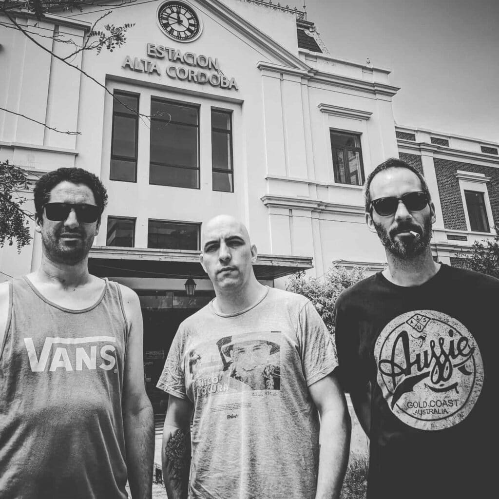 La Mono - La Mono comenzó a gestarse en 2014, cuando Ramiro y Gaspar se juntaron a tocar en formato de "dúo instrumental", al que luego sumaron a Lucas para transformarse en un power trío con voces potentes, pero al mismo tiempo frías. El sonido de la banda es un patchwork sonoro que fusiona lo mejor del rock californiano surgido en los 90 con la crudeza de los grupos pioneros del rock local. La Mono, 2019. Foto: Facebook de la banda