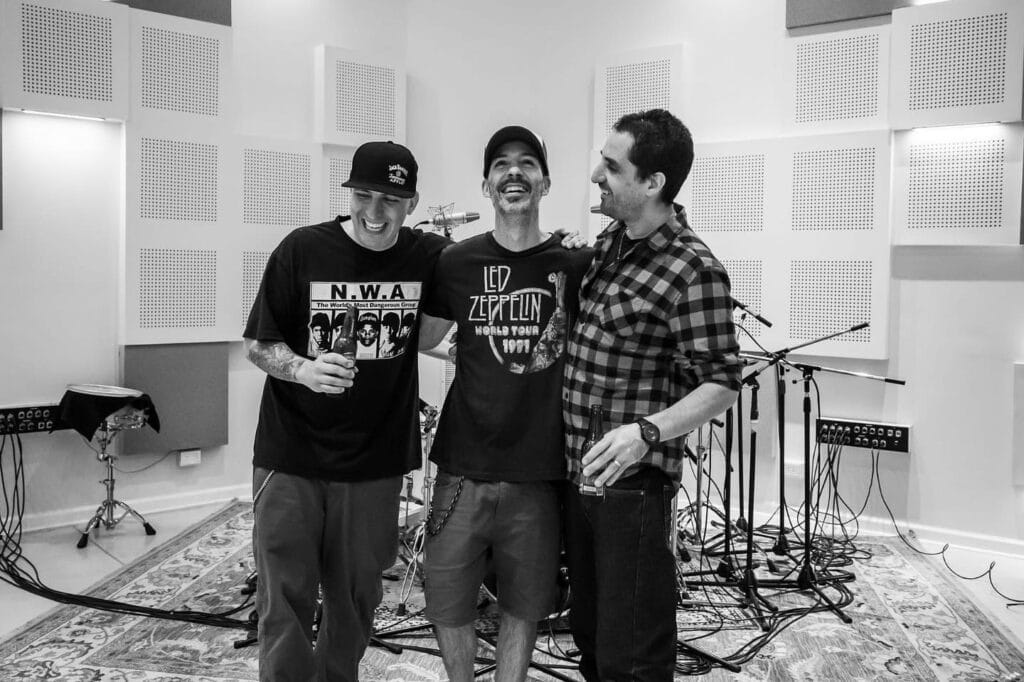 La Mono - La Mono comenzó a gestarse en 2014, cuando Ramiro y Gaspar se juntaron a tocar en formato de "dúo instrumental", al que luego sumaron a Lucas para transformarse en un power trío con voces potentes, pero al mismo tiempo frías. El sonido de la banda es un patchwork sonoro que fusiona lo mejor del rock californiano surgido en los 90 con la crudeza de los grupos pioneros del rock local. La Mono, 2021. Foto: Facebook de la banda