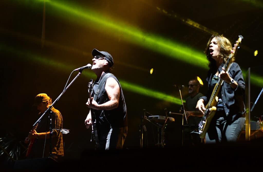 "Es así", el nuevo disco de Las Pelotas - Las Pelotas logró ascender un peldaño más de su madurez sonora en "Es así", su nuevo disco de estudio que ayer salió a la venta, a partir de una ampliación de su universo musical, una notoria seguridad en los objetivos que persigue en su búsqueda estética y un aplomo que se refleja en las interpretaciones y en las líricas. Las Pelotas