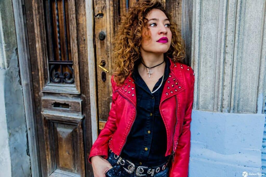 EPQQ: Leticia Lee - El lado B de su carrera musical arrancó de manera solista, con mayores libertades para experimentar a nivel compositivo y conservando la energía de su voz y la fuerza que trasmite en los escenarios. Su pasión por el canto se despertó cuando era muy chica en el coro de la Iglesia y por las grandes influencias musicales heredadas de su familia. Hoy es una de las figuras más representativas de la escena femenina rockera. En este nuevo episodio hablamos con Leticia Lee y conocemos las múltiples facetas de una artista que supo reinventarse y armar su propio camino con vehemencia y convicción. Leticia Lee