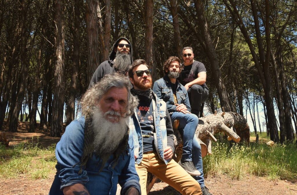 Los Antiguos - Poderoso heavy metal con espacio para el stoner rock y el hard rock más rutero, con especial hincapié en las letras para rescatar la cosmovisión de los mapuches y mucha de su filosofía de vida. Sus integrantes formaron parte de otros combos metaleros antes de armar Los Antiguos. Los Antiguos. Foto: Ambar Violeta PH