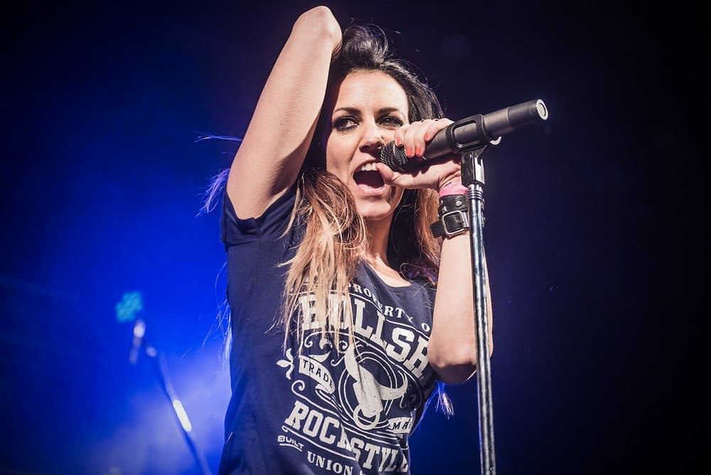 EPQQ: Luciana Segovia - Aunque la música siempre estuvo presente desde su infancia, tuvo que animarse a dar el salto, cambiar su vida y convertir ese hobby en vocación. Pionera en la escena alternativa, fue una de las primeras cantantes femeninas que se animó a sacar la voz y pisar fuerte en los escenarios del rock. Hoy, Luciana Segovia decidió escucharse y empezar su carrera solista. En este episodio nos cuenta sobre la libertad creativa y la honestidad artística. Sobre lo aprendido y lo que queda por aprender. Luciana Segovia. Foto: Mica Villalobos