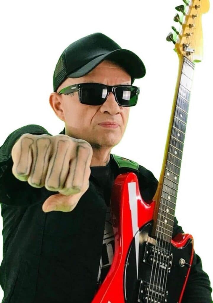 Mal Momento - Mal Momento nació en la segunda movida fuerte del punk argentino, a fines de los 80, con Hermann en voz, Federico Pertusi en guitarra, Ricky De León en bajo y Daniel D'Angelo en batería. Tras años de presentaciones under, llegaron a editar el primer disco en 1994, producido por Juanchi Baleirón. Hermann de Mal Momento, 2023. Foto: Facebook de la banda