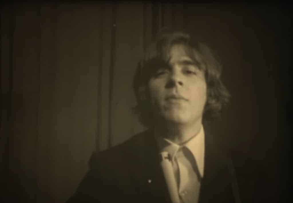 Un corto inédito de Almendra, Nebbia, La Joven Guardia y otros - El crítico Fernando Martín Peña presenta el programa como "una jornada bizarro-musical". Y continúa: "Se llama a 'Todos a la vez', está hecho en 1969 y el título sugiere una inspiración beatle. El material consiste en una serie de canciones, unidas por unas situaciones extrañísimas entre unos villanos que persiguen a los distintos artistas que van cantando. Esto es 'Help', la película... vendría a ser como una especie de de fotocopia bizarra de 'Socorro'. Pero lo interesante es la ensalada que en esas épocas las distribuidoras discográficas solían hacer, porque no discriminaban a un estilo musical de otro. Entonces, ésto que está producido por la RCA, amontona --por eso está bien el título-- gente como Palito Ortega y Donald (que obviamenete tenían un estilo), María Vaner (que en esa época estaba cantando), La Joven Guardia, Litto Nebbia y Almendra, que no tenian nada que ver con los otros". nebbia