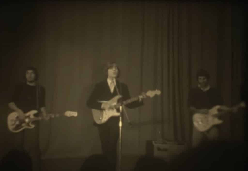 Un corto inédito de Almendra, Nebbia, La Joven Guardia y otros - El crítico Fernando Martín Peña presenta el programa como "una jornada bizarro-musical". Y continúa: "Se llama a 'Todos a la vez', está hecho en 1969 y el título sugiere una inspiración beatle. El material consiste en una serie de canciones, unidas por unas situaciones extrañísimas entre unos villanos que persiguen a los distintos artistas que van cantando. Esto es 'Help', la película... vendría a ser como una especie de de fotocopia bizarra de 'Socorro'. Pero lo interesante es la ensalada que en esas épocas las distribuidoras discográficas solían hacer, porque no discriminaban a un estilo musical de otro. Entonces, ésto que está producido por la RCA, amontona --por eso está bien el título-- gente como Palito Ortega y Donald (que obviamenete tenían un estilo), María Vaner (que en esa época estaba cantando), La Joven Guardia, Litto Nebbia y Almendra, que no tenian nada que ver con los otros". nebbia 2