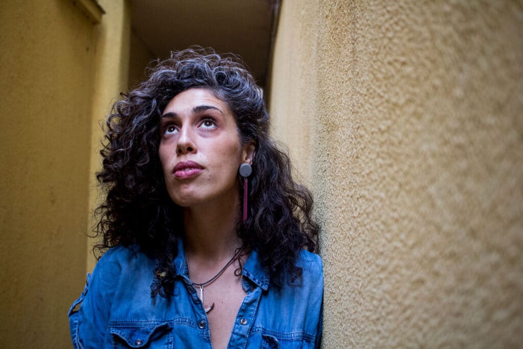 Paula Maffía - Cantante y compositora nacida en Buenos Aires en 1983 y que se dedica a la música desde los 15 años. Entre sus varios proyectos se destacan La Cosa Mostra y Las Taradas. Se dedica a la docencia y en sus ratos libres a la ilustración y a la lectura. paula maffia