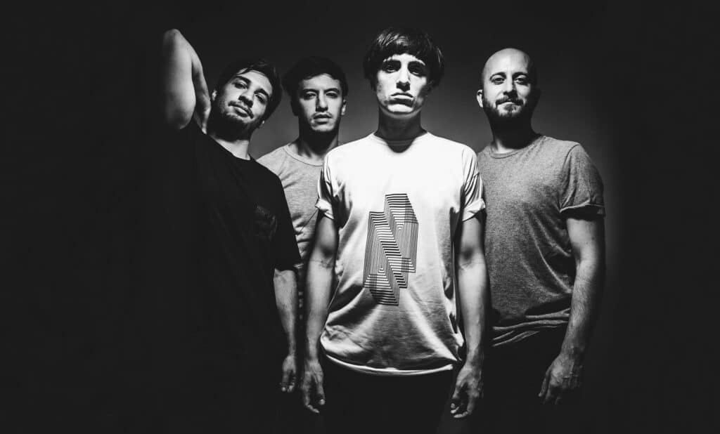 Peces raros - Peces raros es un grupo platense que editó su primer disco No gracias en 2014. El mismo fue grabado, mezclado y masterizado en Casa Frida Estudio y producido ejecutiva y artísticamente por ellos mismos. La placa contó con invitados como el Chino García Márquez en Rhodes y María Agustina Fainberg en violines. Peces Raros, 2018. Foto: Luciana Demichelis