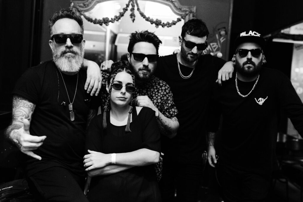 Siamés - SIAMÉS es una banda donde el Indie, el Pop, el Rock y el Soul se entremezclan en su disco debut, que incluye 10 canciones en inglés con una cuidada propuesta artística y sonora, donde se destacan las melodías y armonías vocales, líneas de bajo y bases grooveras. Siames, 2019. Foto: Facebook de la banda