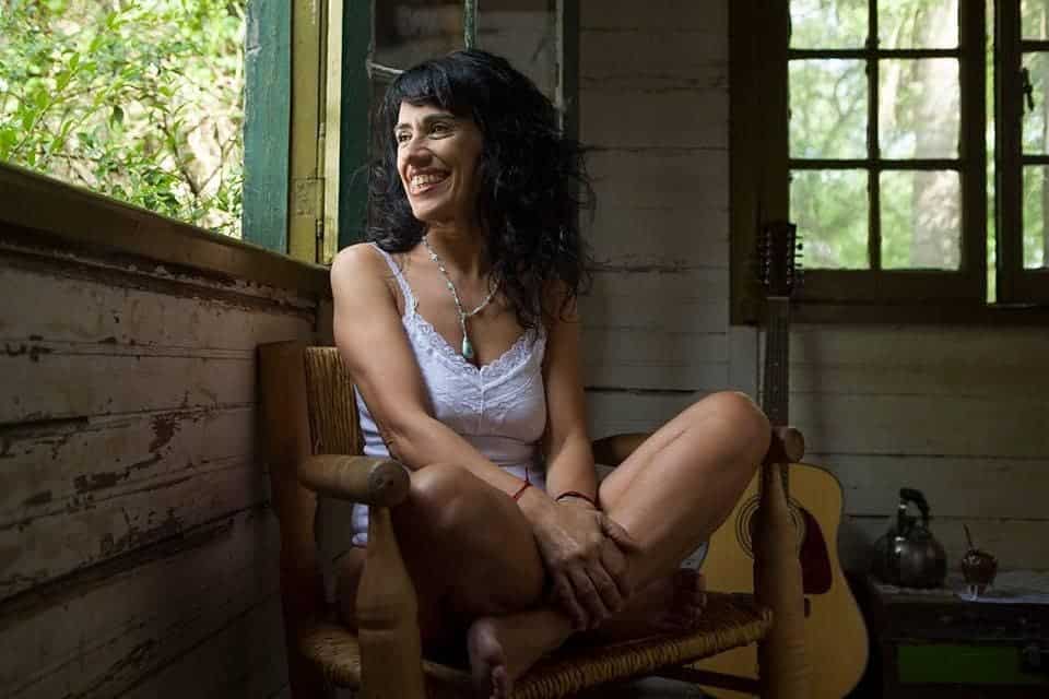 Silvia Gers presenta el adelanto de su nuevo disco - Consagrada como una destacada referente femenina de la escena musical del rock, Silvia Gers cuenta con una gran trayectoria: fue integrante de Brujas, la primera banda de heavy metal conformada por mujeres. Además, fue guitarrista de legendarios músicos del rock nacional como Edelmiro Molinari (Color Humano), Alejandro Medina (Manal) y Yabor. También, compartió escenario con León Gieco, Teresa Parodi, La Renga, Eruca Sativa, Hilda Lizarazu, entre otros. Silvia Gers. Foto: Adrian Markis @markisadrian