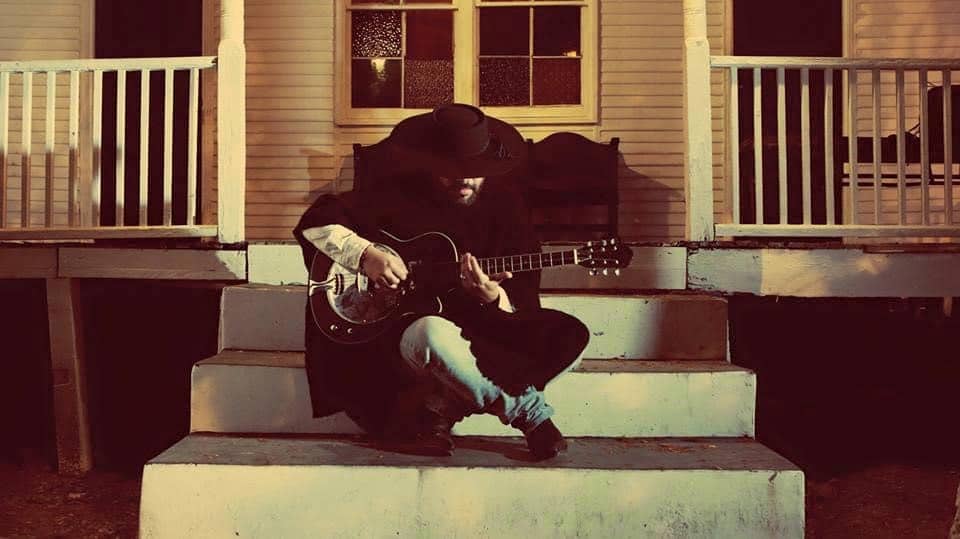 Antonio Vergara: "Más de una hora de música que es todo un viaje" - El compositor y multiinstrumentista ecuatoriano presenta su cuarto disco "IV", un álbum doble con un sonido crudo y con la guitarra al frente llenando el ambiente y las atmósferas musicales y donde se busca inspirar al escucha a superar los temores, la opresión y los silencios. Antonio Vergara