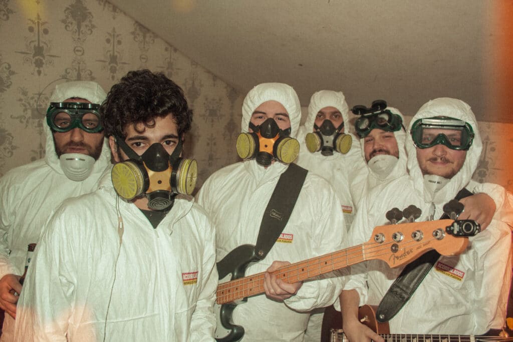 Acorralados presenta su disco en vivo: "Naturaleza tóxica" - La banda oriunda de Villa Urquiza presenta su nuevo material discográfico. Acorralados es una banda que desde sus orígenes busca que la canción de rock conmueva. Es asi, que a lo largo de sus cinco discos aborda diversas matices del rock para conseguir una impronta personal, un sonido que los defina y los distinga. Acorralados