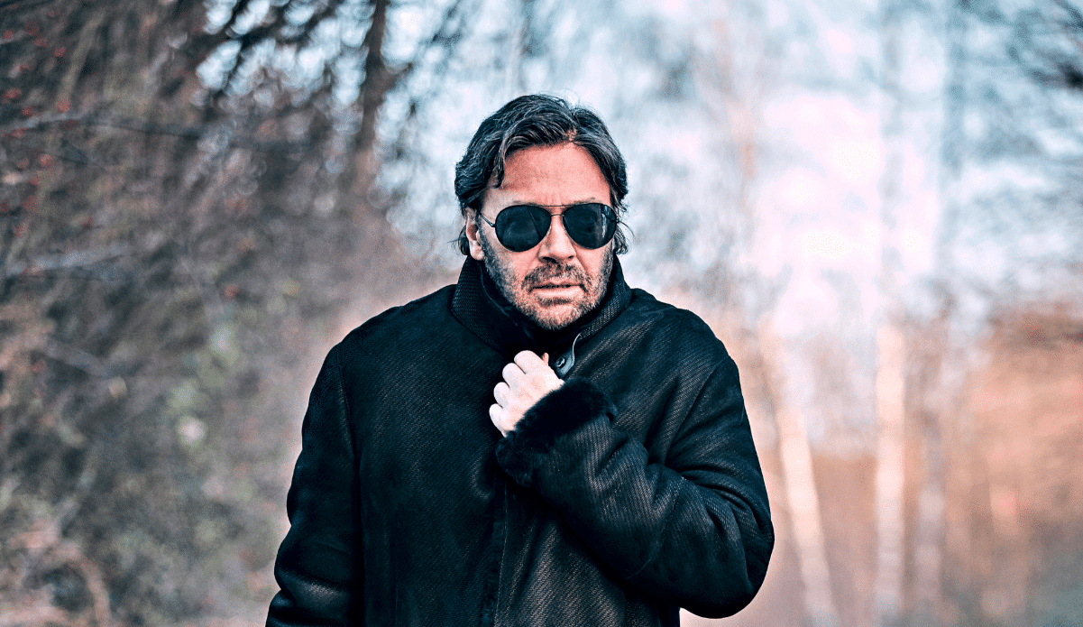 Al Di Meola: "El tinnitus me impide hacer shows eléctricos" - "Muchas veces tenemos grandes conflictos en la vida, y eso genera buenas composiciones. Me refiero a que hubo muy buenas películas y discos hechos por artistas mientras sufrían", explica Al Di Meola al otro lado del teléfono, desde su casa en Los Ángeles. Al Di Meola
