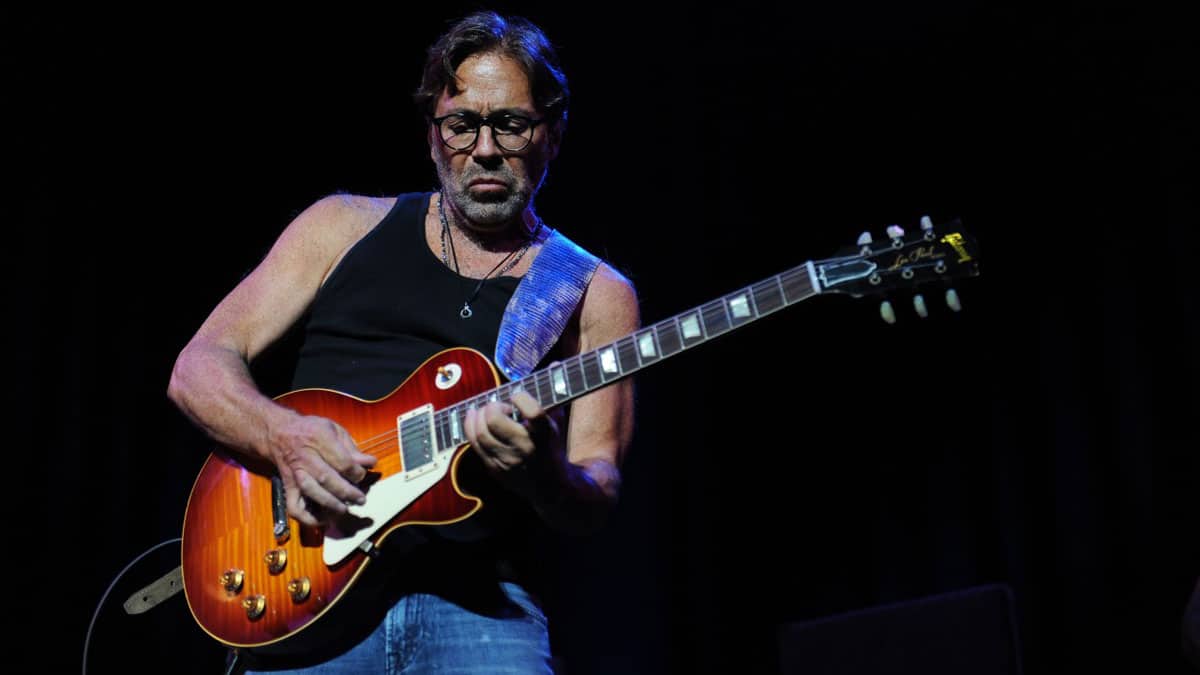 Al Di Meola: "El tinnitus me impide hacer shows eléctricos" - "Muchas veces tenemos grandes conflictos en la vida, y eso genera buenas composiciones. Me refiero a que hubo muy buenas películas y discos hechos por artistas mientras sufrían", explica Al Di Meola al otro lado del teléfono, desde su casa en Los Ángeles. Al Di Meola