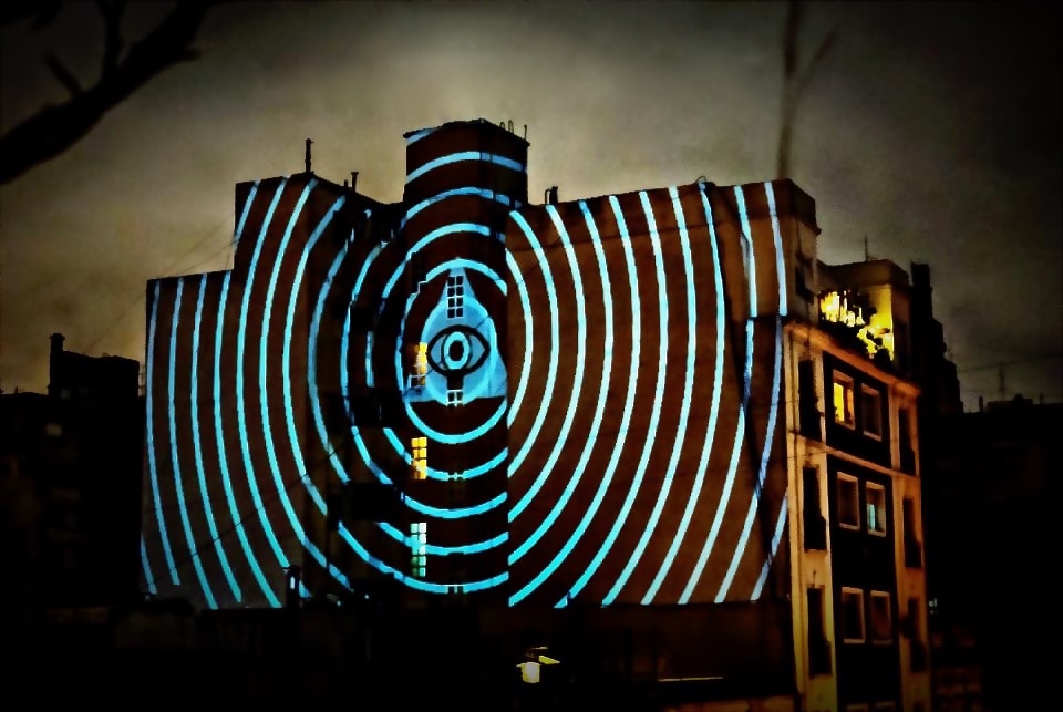 Al Ver Verás, música para mirar - Al Ver Verás es un espectáculo audiovisual. Tiene una banda en vivo y proyecciones como base. Trabajan tanto en lugares cerrados como en terrazas abiertas. Puestas mínimas que pueden entrar en pequeñas salas y gigantes proyecciones al aire libre sobre edificios de la ciudad.Desde su concepción el lugar es el que manda y los realizadores de la puesta juegan con los espacios para que el espectador se lleve una experiencia única. No sólo porque el espectáculo tiene la capacidad de mutar constantemente, además las puestas permiten el movimiento de los espectadores en esta "escena abierta", vivenciando cada uno a su manera la experiencia de "Al Ver Verás". Se presentan hasta fin de noviembre en una experiencia bajo techo y durante diciembre en una terraza de la zona de San Telmo. Al Ver Verás