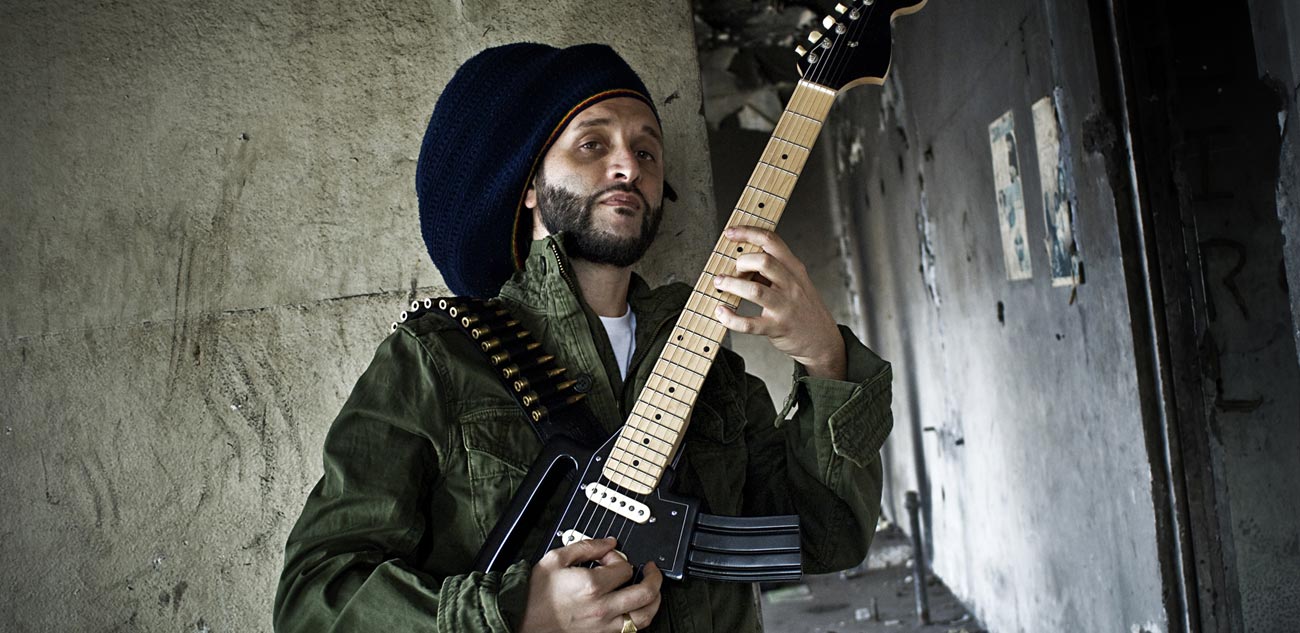 Alborosie: "Estoy preparando un museo del reggae en Jamaica" - Alborosie -quien se presentó en ese mismo lugar casi una semana después- también admite que su banda sufre ese tipo de trabas cada vez que llega a esta parte del mundo. "Hay que ir a la embajada y esas cosas, además de sacar visas especiales", dice algunos días más tarde desde el hotel céntrico en el que se hospeda. Alborosie
