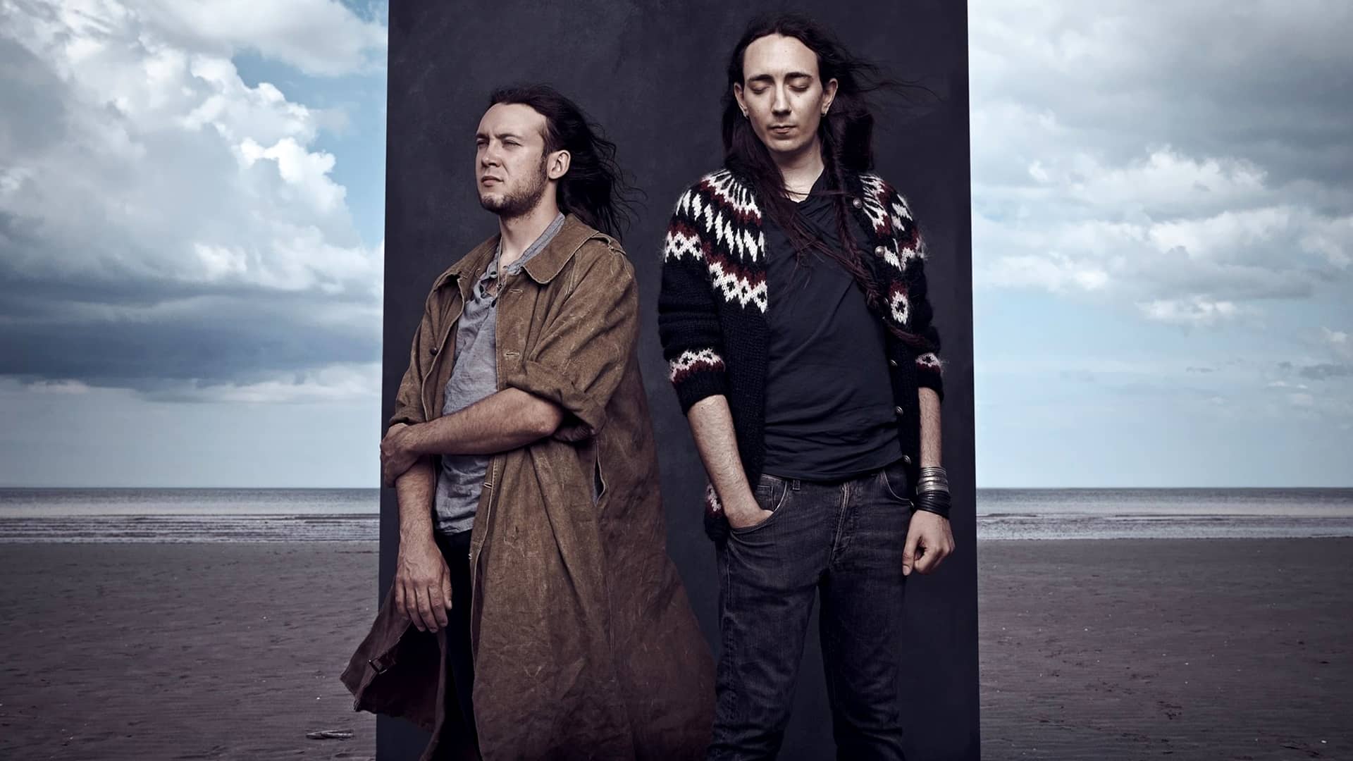 Alcest: "Existe otro mundo más allá de nuestra comprensión" - Alcest se podría definir como una mezcla de post-rock, shoegaze y black metal (sobre todo en sus primeros discos). El proyecto se inició en el año 2000 como el álter-ego de Neige, y en 2009 se sumó el baterista Winterhalter. En vivo, la banda tiene dos miembros más (el guitarrista Zero y el bajista Indria Saray), además de cinco discos de estudio y la dicha de ser una de las más convocantes en los festivales europeos. Alcest