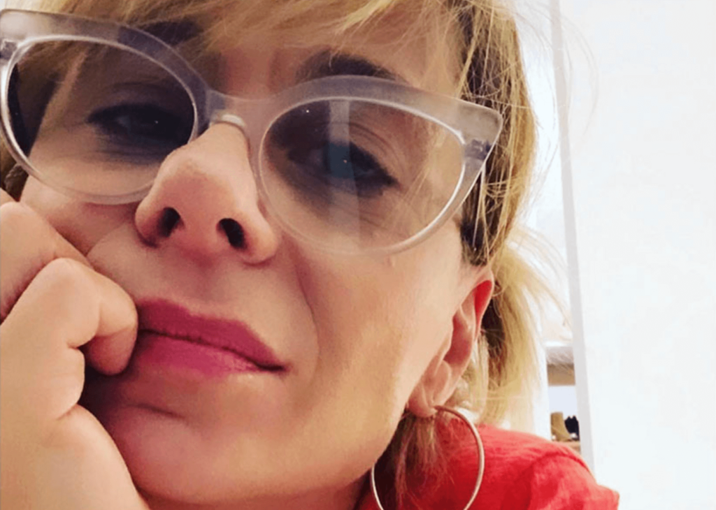 Alina Gandini vuelve a la composición con dos temas - La cantante y tecladista Alina Gandini lanzó "El rayo" y "El gato", dos nuevas canciones de estructuras opuestas que evidencian la ambivalencia entre la autoexigencia que afirma que la invade a la hora de sentarse a componer y los deseos de liberarse de ella para entregarse a un proceso creativo más fluido. Alina Gandini