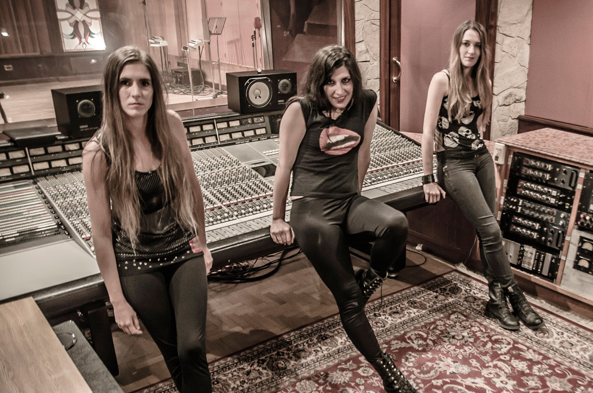 Amas de Casa Rock: "Abrimos nuestras propias puertas" - Ese abanico de estilos confluyen en Amas de Casa Rock desde su formación en 2011 y que se representa firmemente en este material que comenzaron a planear desde hace varios meses y que a principios de este año grabaron y vio la luz en mayo. Amas de Casa Rock