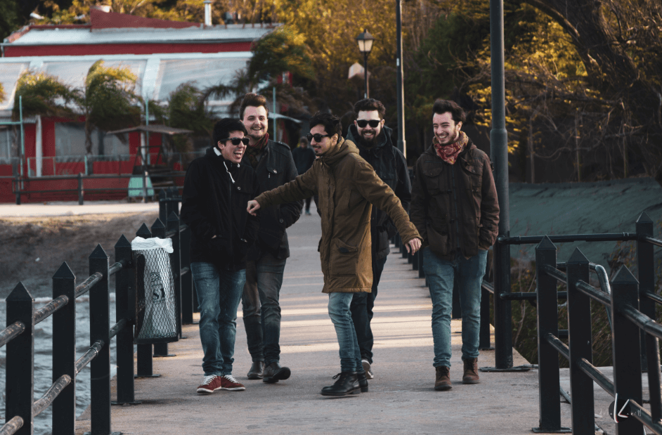 Anecoicos estrena videoclip y segundo single del año - "Hacia el sur corresponde" al nuevo corte del quinteto Anecoicos, que en tan sólo una semana encendió las redes con su propuesta audiovisual. Anecoicos