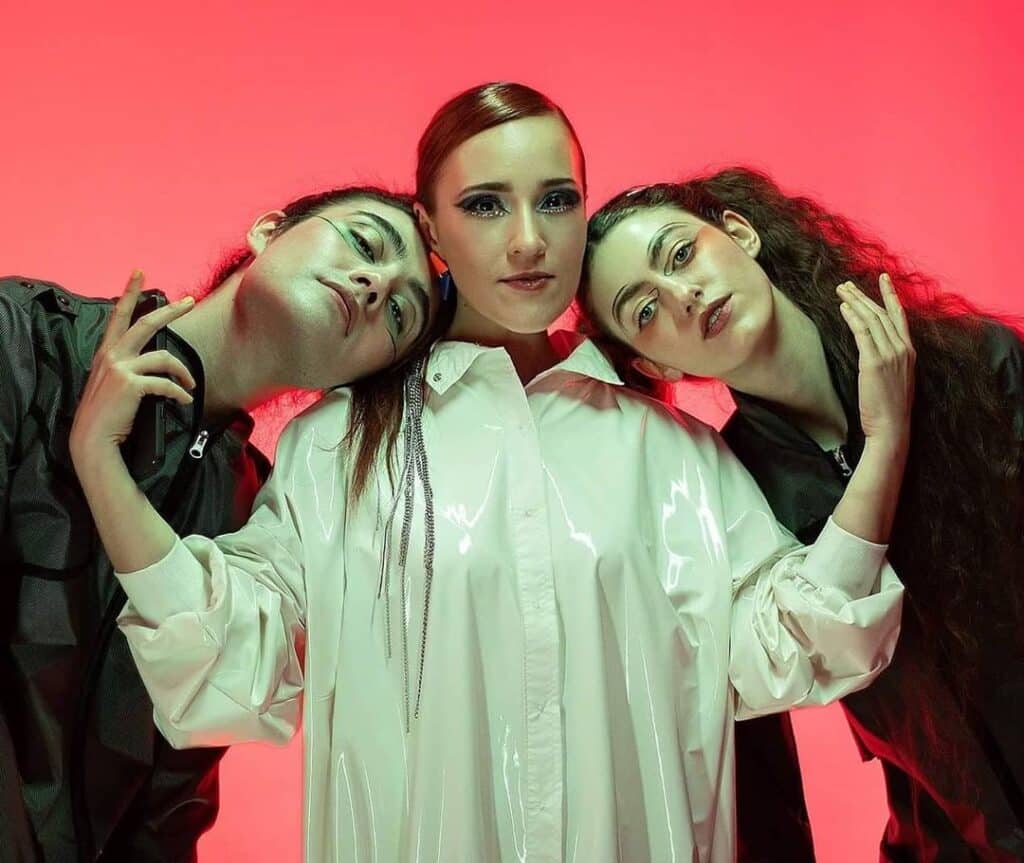 Audia Valdez presenta "Perverso" - Audia Valdez combina arte y música, indumentaria y melodías. "Perverso" es el nuevo single de su próximo álbum que sigue la línea de lo que la artista llama Pop Disidente. Compone produce, ejecuta, graba, edita y realiza un diseño sonoro preciosista, moviéndose dentro del formato canción electrónica de autora. Además, es diseñadora de indumentarias y cada uno de sus diseños está inspirado en una de sus canciones. Audia Valdez