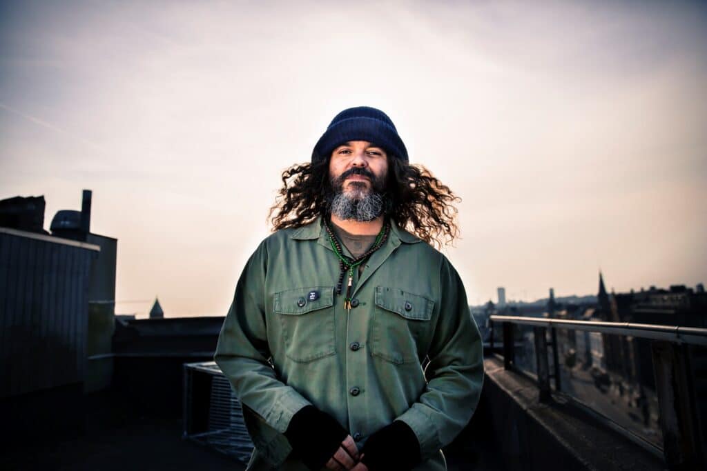 Brant Bjork: "Siempre podés evolucionar, pero nunca perder tus raíces" - "Siempre pensé que la energía femenina era la más poderosa y superior -explica Brant Bjork del otro lado del teléfono-. Cuando estudié la filosofía asiática, especialmente el taoísmo, entendí que era porque ellas podían curar. Las mujeres fueron nuestras maestras desde siempre. Dejan que los hombres controlemos el mundo, como diciendo: 'Ok, ¿se creen tan grandiosos y geniales? Entonces háganlo'. Y así nos va". Brant Bjork