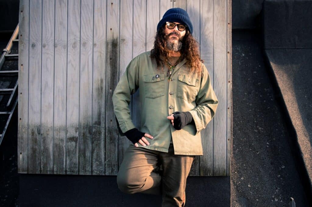 Brant Bjork: "Siempre podés evolucionar, pero nunca perder tus raíces" - "Siempre pensé que la energía femenina era la más poderosa y superior -explica Brant Bjork del otro lado del teléfono-. Cuando estudié la filosofía asiática, especialmente el taoísmo, entendí que era porque ellas podían curar. Las mujeres fueron nuestras maestras desde siempre. Dejan que los hombres controlemos el mundo, como diciendo: 'Ok, ¿se creen tan grandiosos y geniales? Entonces háganlo'. Y así nos va". Brant Bjork