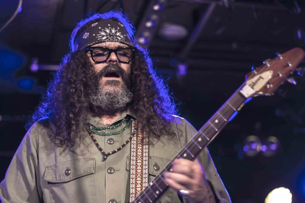 Brant Bjork: "Siempre podés evolucionar, pero nunca perder tus raíces" - "Siempre pensé que la energía femenina era la más poderosa y superior -explica Brant Bjork del otro lado del teléfono-. Cuando estudié la filosofía asiática, especialmente el taoísmo, entendí que era porque ellas podían curar. Las mujeres fueron nuestras maestras desde siempre. Dejan que los hombres controlemos el mundo, como diciendo: 'Ok, ¿se creen tan grandiosos y geniales? Entonces háganlo'. Y así nos va". Brant Bjork