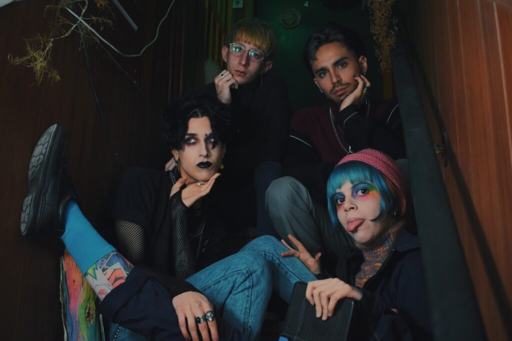 Camelia: "Queremos despojarnos de los patrones aprendidos para adaptarnos al nuevo mundo" - El conjunto pop oriundo de Quilmes presenta su nuevo simple "Figuras", producido por Tuta Torres (Babasónicos), como adelanto de su próximo álbum. Camelia