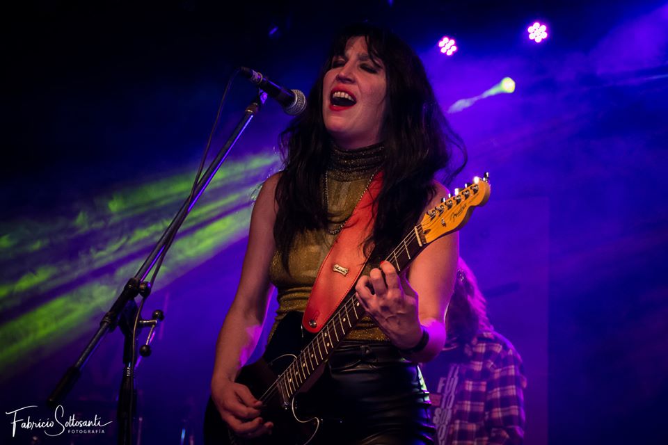 Daniela Doffo: "La música es respiración" - "‘Mutaciones’ es un disco dividido en dos partes, ‘Lado A’ y ‘Lado B’ que representa musical y líricamente un trayecto inevitable vinculado directamente a mi vida y mi modo de ver y sobrellevar las situaciones difíciles y, a veces, la alegría, un halo de felicidad que se escapa –señala Daniela Doffo-. Todos vivimos mutaciones a lo largo de nuestras vidas, que nos permiten adaptarnos y sobrevivir en un mundo que resulta muy complejo. Hambre, miseria, egoísmo, racismo. Sentimientos que llevan al odio. Se vuelve muy difícil vivir en ese mar de incertidumbre. La música respira, es respiración. Toda forma de arte, aunque no pueda explicar nada, nos permite llevar ese salvavidas y abrirlo cuando sea necesario". Daniela Doffo. Foto: Fabricio Sottosanti
