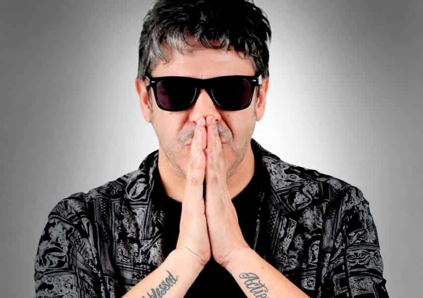 Dany Jiménez: "La música tiene ese poder de hacer del bajón algo más elegante y de la situación de alegría, algo casi de éxtasis" - En 30 años de abrazar a la profesión, Dany Jiménez supo reinventarse y adaptarse a cada formato. Desde la escritura de fanzines y la conducción radial con amigos, hasta plantarse como musicalizador de Vorterix y acompañar religiosamente todas las mañanas a Mario Pergolini en su programa "Maldición va a ser un día hermoso". Dany Jimenez
