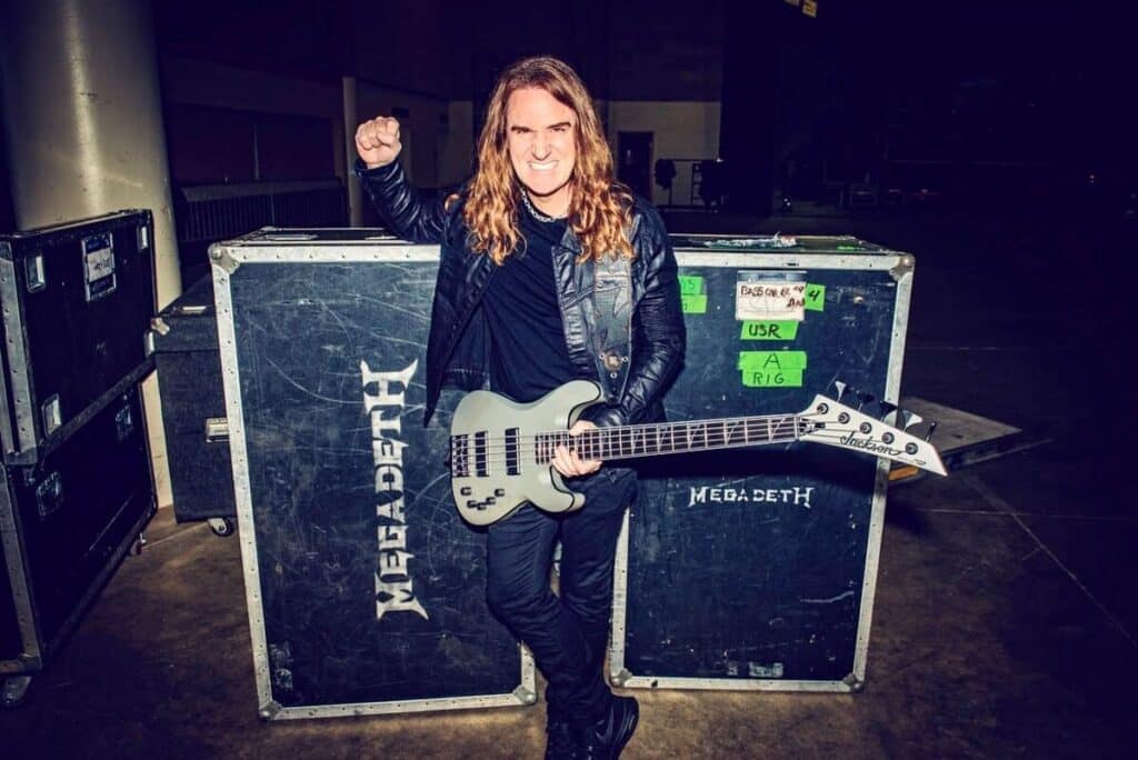 David Ellefson: "Megadeth tenía varias ventajas sobre sus competidores" - Casi como Jim Carrey en la película "¡Sí Señor!" (2009), David Ellefson entendió que tenía que abrirse a cada oportunidad que le apareciera. Todo empezó en 2002, cuando Megadeth se separó y se quedó sin la banda de su vida. "Al Pitrelli me sugirió que le dijera que sí a todo. A veces iba a estar sobrecargado, pero era mejor que nada", explica del otro lado de la línea. Megadeth