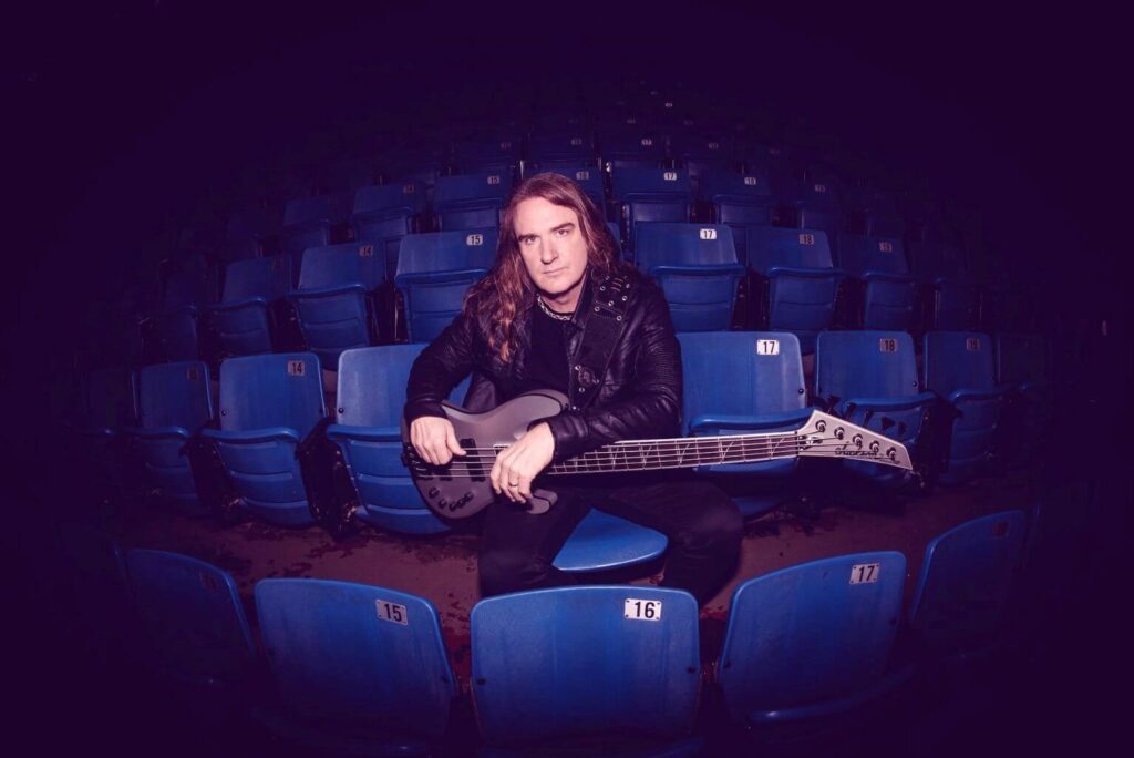 David Ellefson: "Megadeth tenía varias ventajas sobre sus competidores" - Casi como Jim Carrey en la película "¡Sí Señor!" (2009), David Ellefson entendió que tenía que abrirse a cada oportunidad que le apareciera. Todo empezó en 2002, cuando Megadeth se separó y se quedó sin la banda de su vida. "Al Pitrelli me sugirió que le dijera que sí a todo. A veces iba a estar sobrecargado, pero era mejor que nada", explica del otro lado de la línea. Megadeth