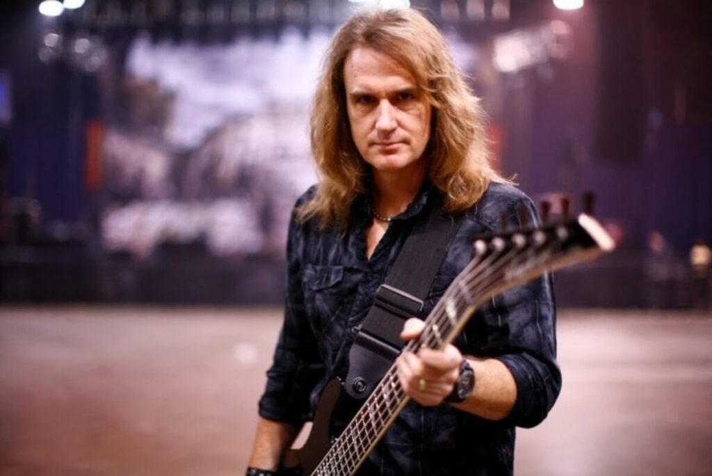 David Ellefson: "Megadeth tenía varias ventajas sobre sus competidores" - Casi como Jim Carrey en la película "¡Sí Señor!" (2009), David Ellefson entendió que tenía que abrirse a cada oportunidad que le apareciera. Todo empezó en 2002, cuando Megadeth se separó y se quedó sin la banda de su vida. "Al Pitrelli me sugirió que le dijera que sí a todo. A veces iba a estar sobrecargado, pero era mejor que nada", explica del otro lado de la línea. Megadeth