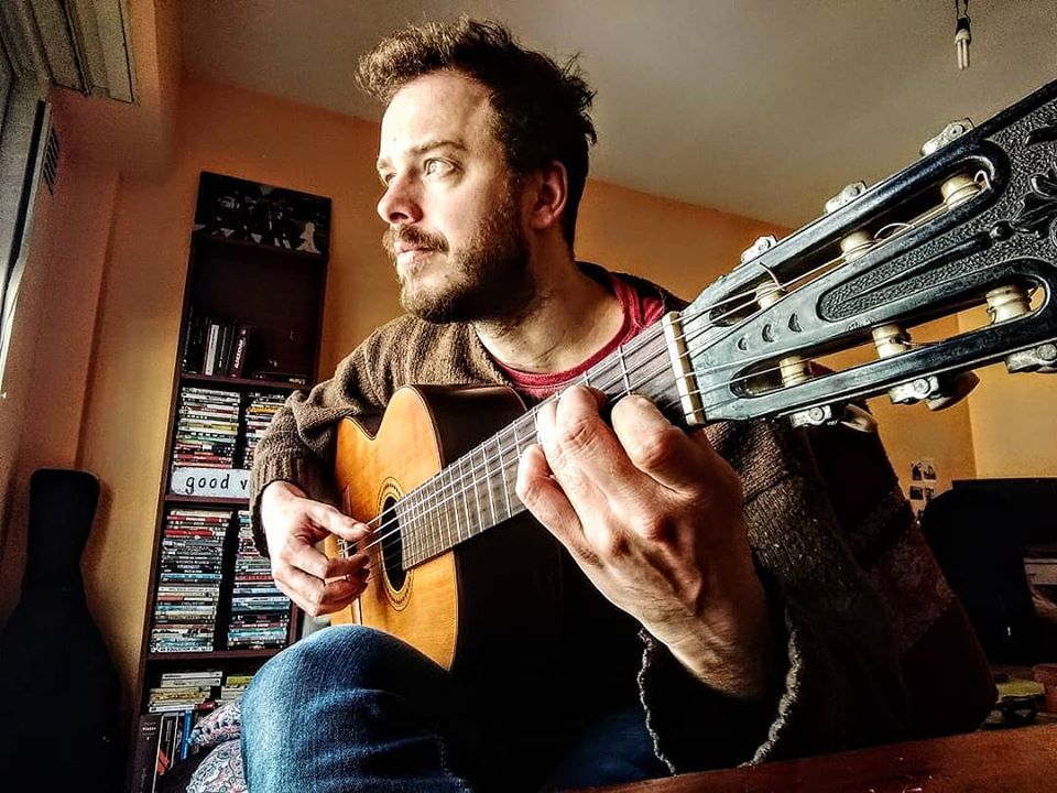 Diego Marchionatti presenta "En estado circular" - Diego Marchionatti, el joven autor, compositor, guitarrista y cantante barilochense, presenta su tercer álbum solista "En estado circular". Este trabajo tiene un sonido más orgánico con color a madera mezclado con la dosis justa de sintetizadores y programaciones, acompañado por la intensidad percutiva que Diego imprime con sus dedos en la caja de la guitarra. Diego Marchionatti