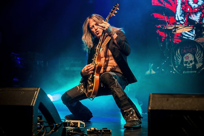 Doug Aldrich: "La pandemia cambiará la forma de hacer conciertos por un largo tiempo" - The Dead Daisies, el cuarteto norteamericano-inglés-australiano de hard rock que hoy forma con Glenn Hughes, Doug Aldrich, David Lowy y Deen Castronovo, se prepara para lanzar "Holy Ground", nuevo disco retrasado por la pandemia. Doug Aldrich