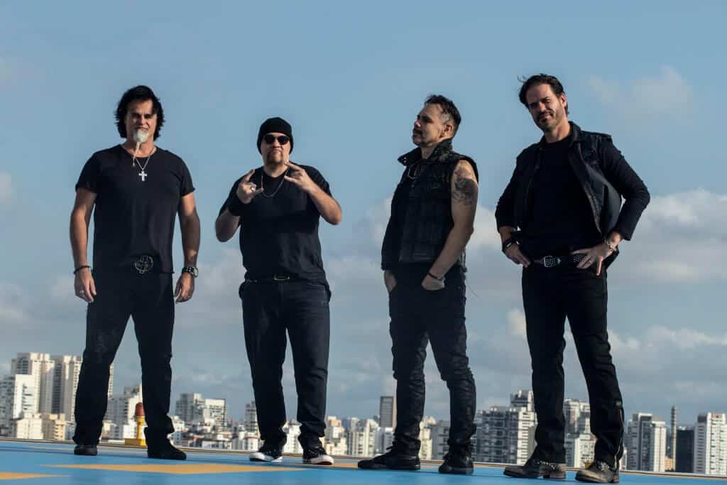 Dr. Pheabes: "Nuestra música es ideal para el vivo" - Entre que formaron la banda – en 1986, bajo el nombre de São Paulo - y lanzaron su primer disco, ya como Dr. Pheabes, y con un sonido mucho más pesado y líricas en inglés, pasaron casi veinte años y un largo periodo de inactividad. En 2009, sin embargo, el cuarteto vuelve a calzarse los instrumentos y, como si nada hubiese ocurrido, se embarcan en una historia en la que, en diez años ininterrumpidos, han sabido cosechar más de un éxito y cumplido más de un sueño. "Siempre fuimos amigos muy cercanos y un grupo con muy buen humor. Cuando empezamos soñábamos tocar rock and roll para el mundo, y esa paciencia y perseverancia hace que hoy sigamos juntos", reflexiona Fernando Parrillo, vocalista y guitarrista de Dr. Pheabes. "¡Y sí, todavía tenemos mucha energía!", asegura – enérgicamente - el cantante que, junto a Magrão (guitarra líder) y los hermanos Paulo Rogério y Fabio Ressio (batería y bajo respectivamente), se preparan para su inminente debut en suelo argento. Dr. Pheabes