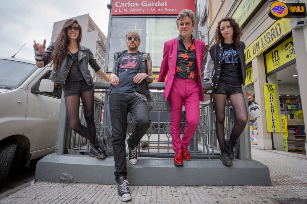 Duncan Reid: "La muerte se puede ir a la mierda, voy a seguir pasándola bien" - Podría decirse que "Don’t blame yourself" se organiza alrededor de dos ideas: Muerte y Crisis. Y, si le sumamos el título del disco, quizás tengamos una tercera: Culpa. Pero ¿Qué lleva a un artista como Duncan Reid, que tan acostumbrados nos tiene a canciones pegajosas, sonrientes y bailables, a escribir sobre semejantes y oscuras temáticas? "The Grim Reaper", "For all we know" y "Dave" hablan de la muerte", se sincera el artista que, desde que dejó The Boys, si algo ha hecho, es vivir: con un breve paso por la reconstruida banda inglesa de culto, se ha dedicado a cosas tan disimiles como la producción de comedias musicales junto a tipos de la talla de Andrew Lloyd Webber, como a ser dirigente de un enorme club del fútbol inglés. "A medida que crecés los amigos mueren, uno de ellos fue un amigo argentino Tomy, de Mamushkas. La vida termina siendo como los últimos días de las vacaciones, excepto que nunca sabés cuándo terminarán esas vacaciones, entonces empezás a pensar menos en el futuro y más en vivir cada día", reflexiona, para inmediatamente redoblar la apuesta: "Estas canciones son una provocación: sé que la muerte está ahí, esperándome, pero se puede ir a la mierda, yo voy a seguir pasándola bien". Duncan Reid