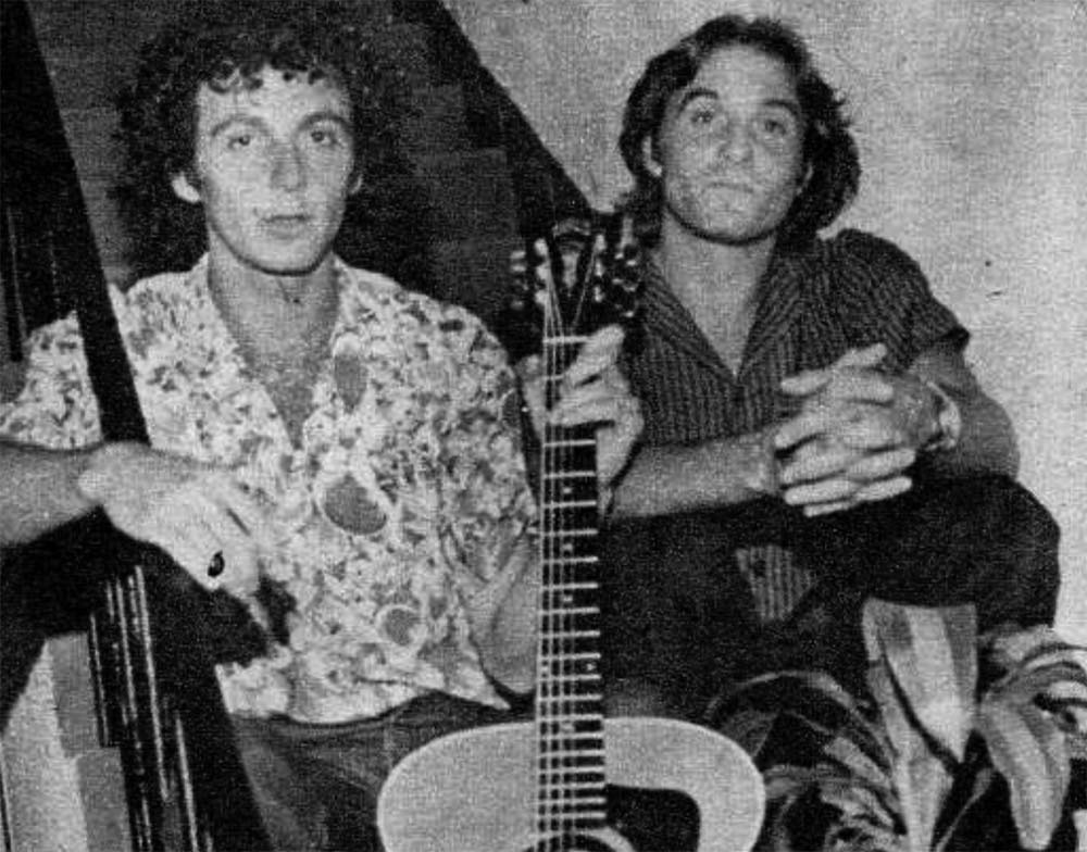 Makaroff-Mactas: Edu, el Pollo y algo más - Detrás del nuevo dúo Edu y el Pollo se encuentra la historia de los hermanos Makaroff, separados en 1978. De aquel grupo, Eduardo Makaroff y Daniel Mactas conservaron el espíritu y continuaron hasta consolidar una línea personal. Varias actuaciones realizadas con continuidad desde el año anterior les permitieron preparar su carrera para este año sobre terreno firme, y con la perspectiva de grabar su primer álbum. Su música es una combinación de humor y sarcasmo, con estilos que van del rock a lo latino. Edu y el Pollo