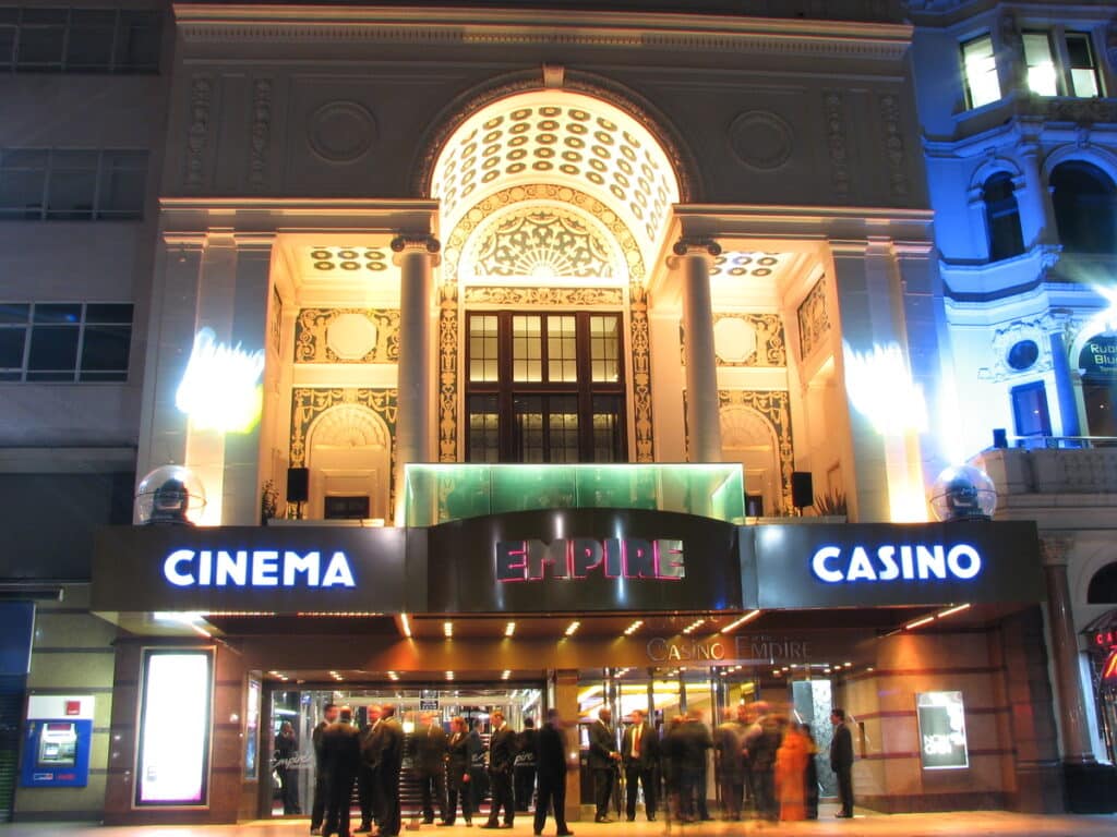 Rock is here #19: Empire Cinema - Hoy vamos a visitar el lugar donde Paul y Linda McCartney presentaron a su banda Wings: el Empire Ballroom. Empire Cinema